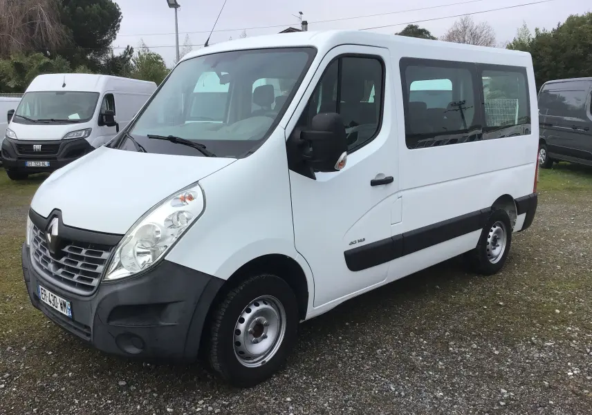 Renault Master Combi III blanc en vue 3/4 avant droit, fourgon utilitaire avec vitres latérales teintées.