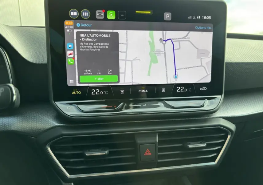 Vue rapprochée de l'écran tactile central du tableau de bord du SEAT LEON 2.0 TDI 115 Style avec navigation affichée.