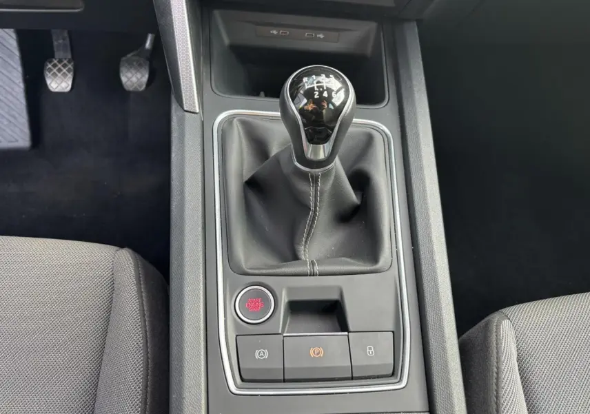 Vue rapprochée de la console centrale du SEAT LEON 2.0 TDI 115 Style 2025, avec levier de vitesse manuel et bouton start/stop.