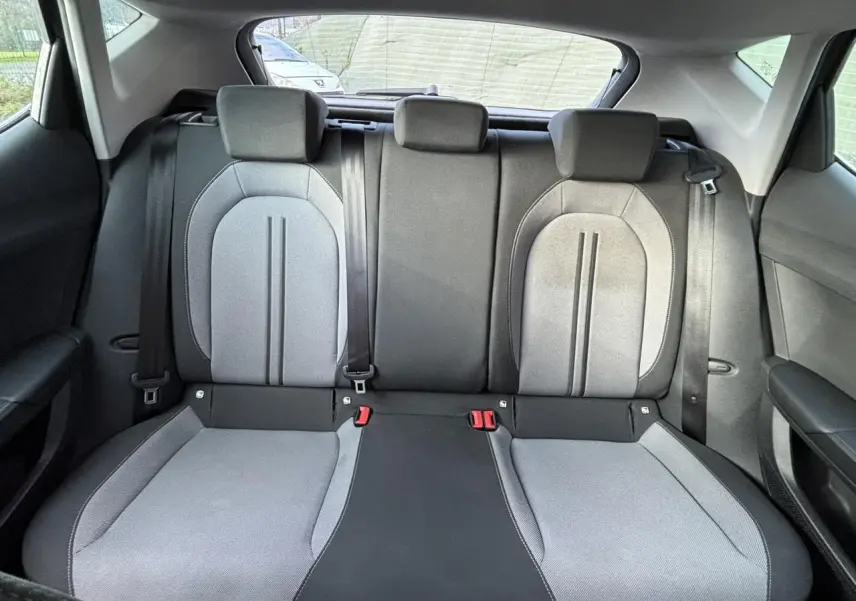 Vue intérieure arrière sur les sièges arrière gris clair et foncé du SEAT LEON 2.0 TDI 115 Style 2025.