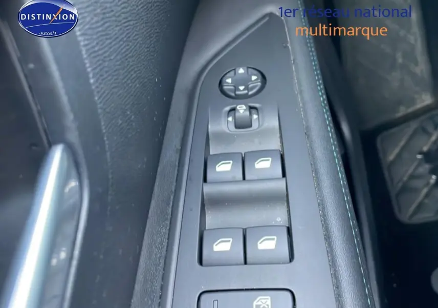 Gros plan sur les commandes des vitres électriques côté conducteur du Peugeot 3008 bleu 2024, avec surpiqûres vertes.