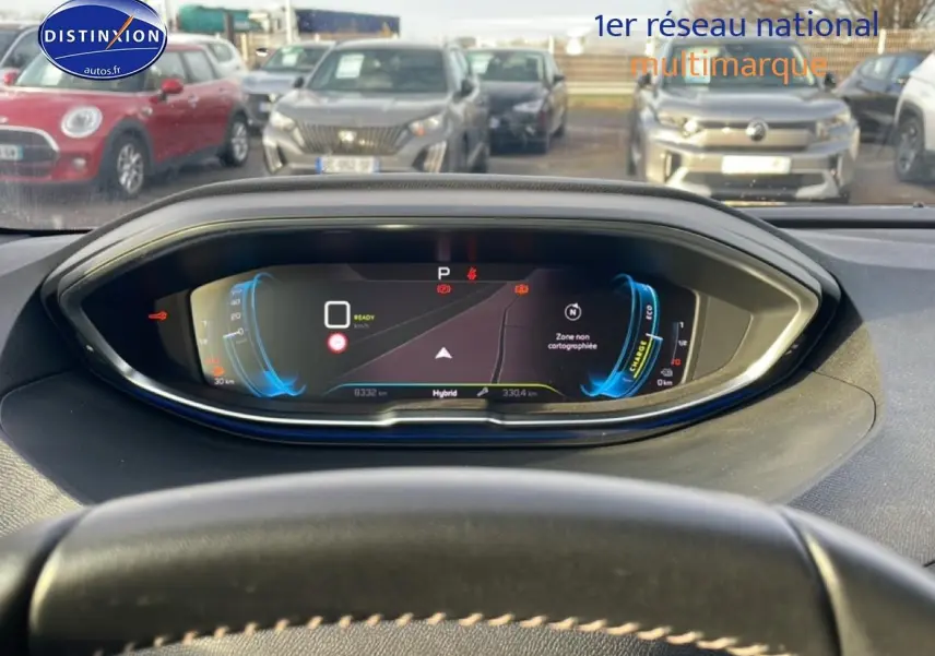 Vue intérieure du tableau de bord numérique du Peugeot 3008 hybride, avec affichage de navigation et compteurs lumineux.