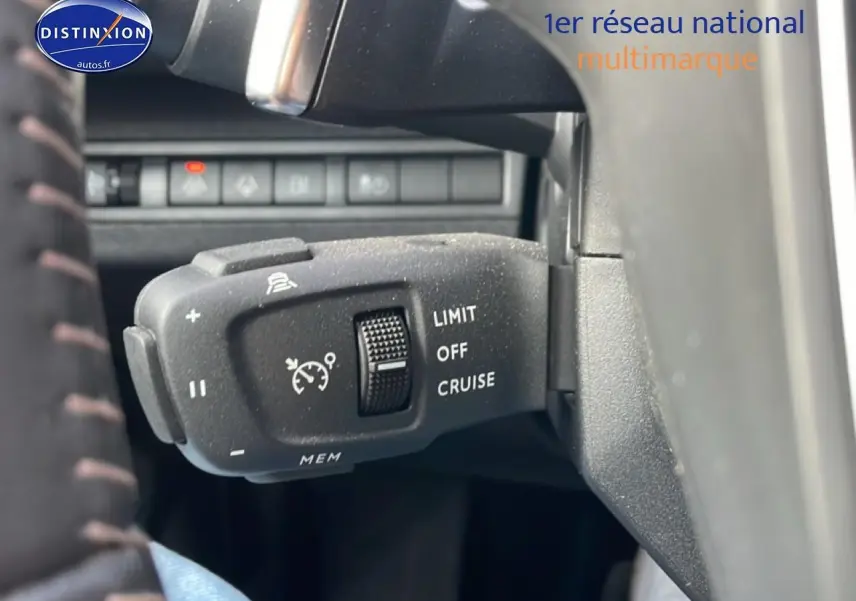 Gros plan sur la commande de régulateur de vitesse à gauche du volant du Peugeot 3008 bleu 2024.