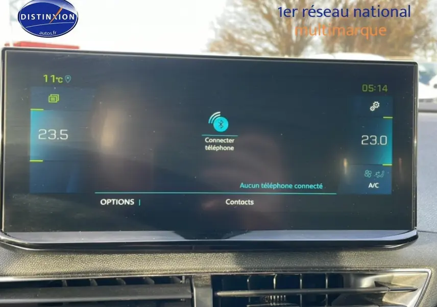 Écran tactile central du Peugeot 3008 2024 affichant la connexion Bluetooth, vu de face en intérieur.