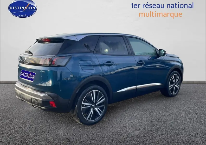 Vue 3/4 arrière droite d'un Peugeot 3008 bleu 2024 avec jantes alliage et feux arrière LED distinctifs.