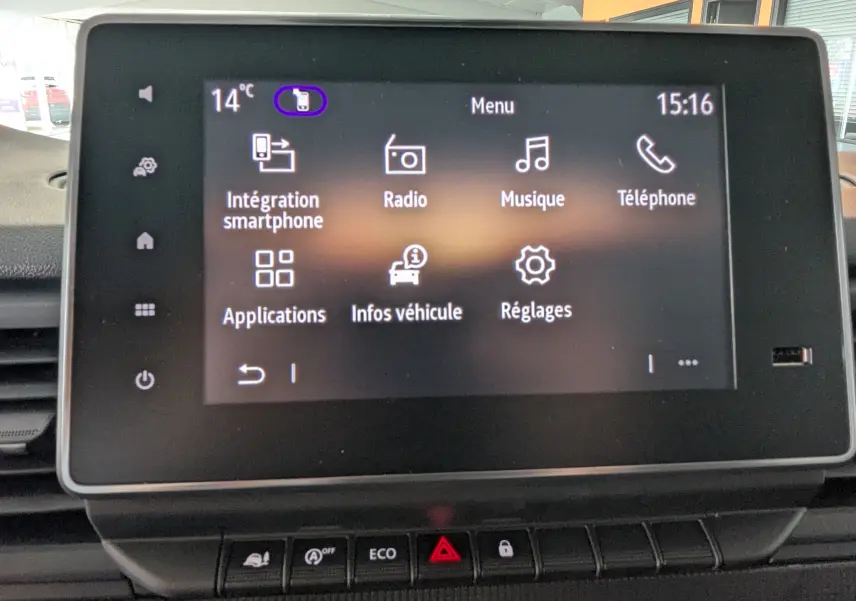 Écran tactile central du Renault Trafic cabine approfondie 2025 affichant le menu principal avec options connectivité et réglages.