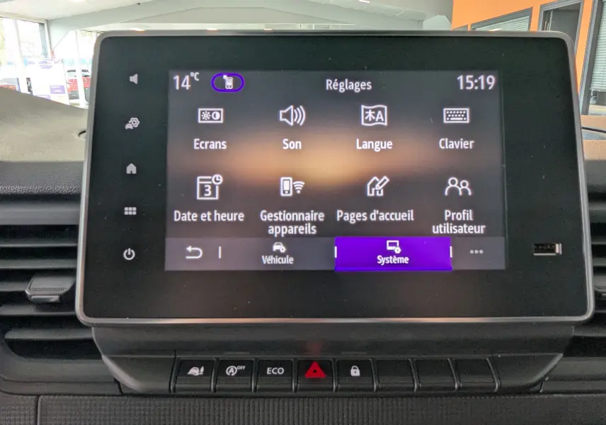 Écran tactile central du Renault Trafic cabine approfondie 2025 affichant le menu Réglages, intérieur noir.