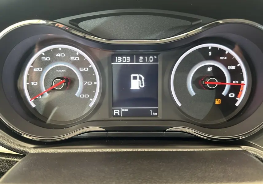 Tableau de bord de l'AIXAM AMBITION 0.5 CROSSOVER PREMIUM 2026, affichage digital et compteurs analogiques noirs.