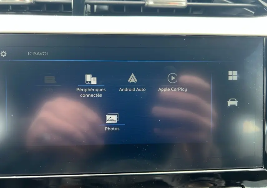 Écran tactile 10 pouces de l’Opel Corsa Hybrid blanc, affichant les options Android Auto et Apple CarPlay.