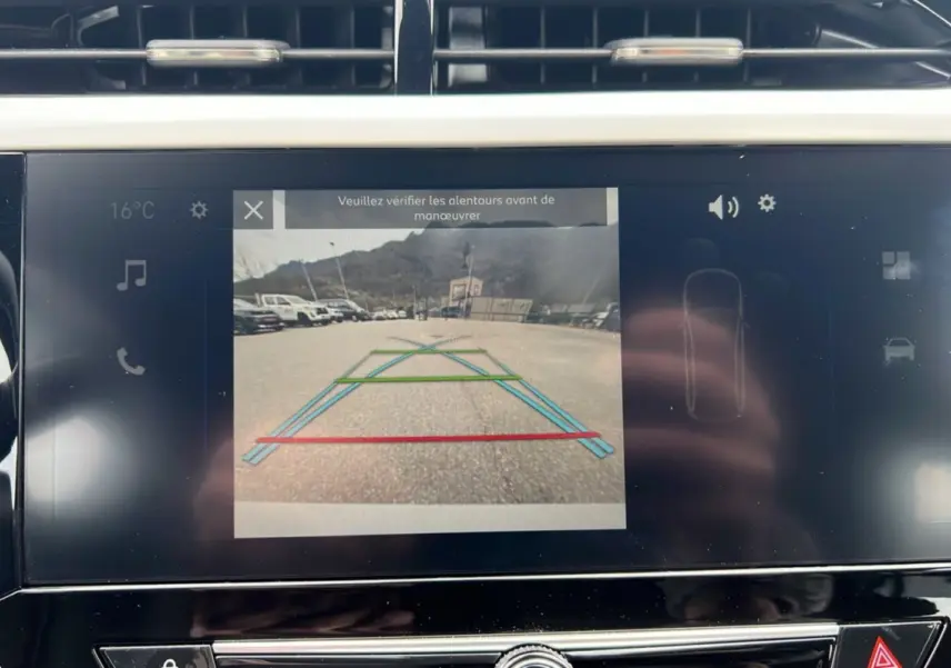 Écran tactile de la caméra de recul de l’Opel Corsa blanc Kontur, affichant les lignes de guidage en extérieur.