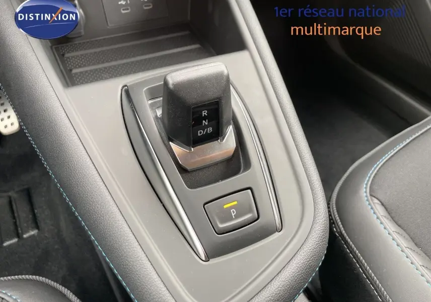 Vue rapprochée de la console centrale grise avec levier de vitesses automatique et bouton de parking éclairé dans Renault Symbioz gris cassiopée.