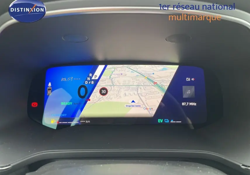 Tableau de bord numérique de Renault Symbioz gris cassiopée, affichant la navigation et la vitesse à 0 km/h.