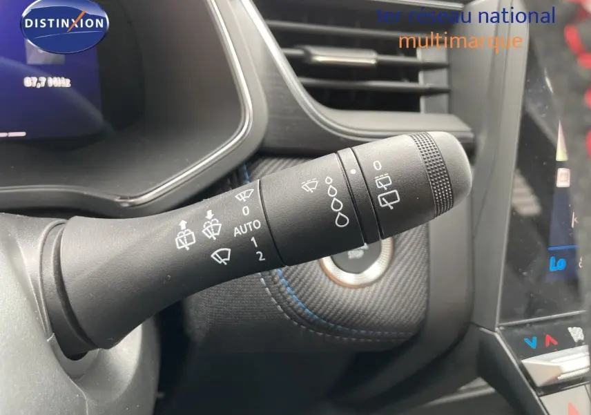 Gros plan sur la commande d’essuie-glace à gauche du volant dans l’habitacle noir du Renault Symbioz gris Cassiopée.