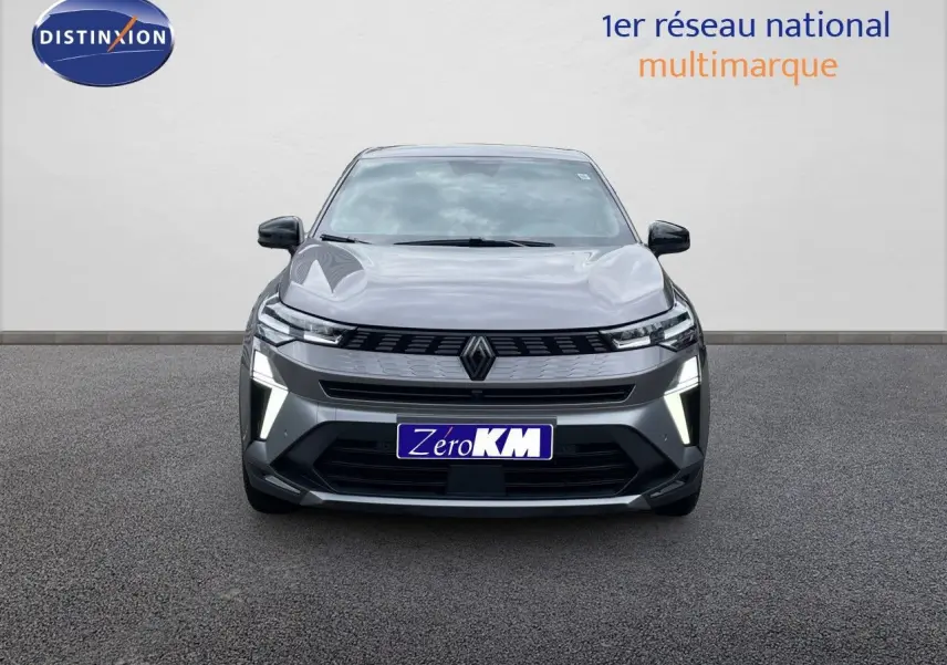 Vue frontale d'une Renault Symbioz gris cassiopée métal avec feux LED allumés sur fond neutre.