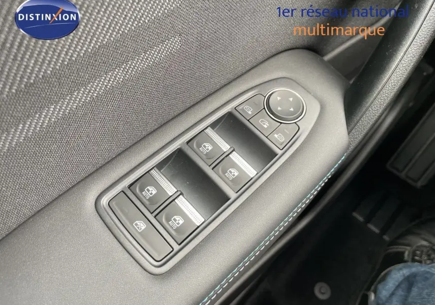 Gros plan sur les commandes de lève-vitres et rétroviseurs côté conducteur du Renault Symbioz gris cassiopée métal.