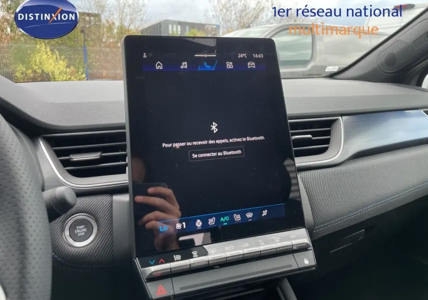 Vue intérieure du tableau de bord du Renault Symbioz 2026, avec écran tactile vertical et finition grise élégante.