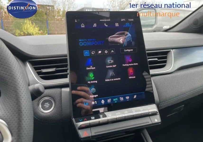Vue intérieure centrée sur l'écran tactile vertical du tableau de bord de la Renault Symbioz gris cassiopée, avec détails des commandes.