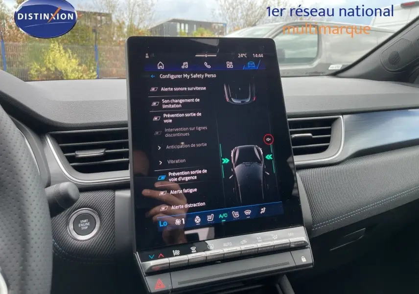 Vue intérieure centrée sur l'écran tactile vertical du tableau de bord du Renault Symbioz gris Cassiopée, avec détails de sécurité affichés.
