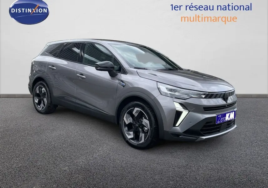 Renault Symbioz gris cassiopée métal en 3/4 avant droit, SUV hybride avec jantes modernes et calandre distinctive.