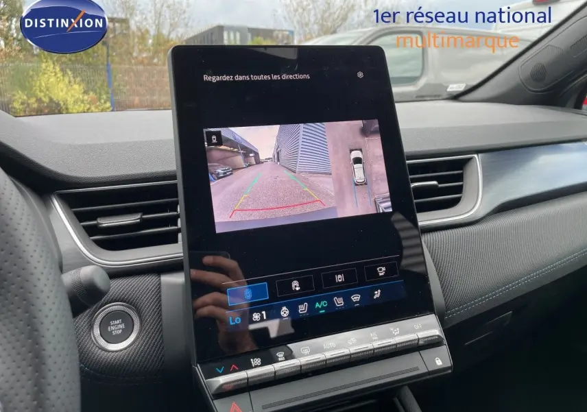 Vue intérieure du tableau de bord de la Renault Symbioz gris cassiopée, écran tactile affichant la caméra de recul.