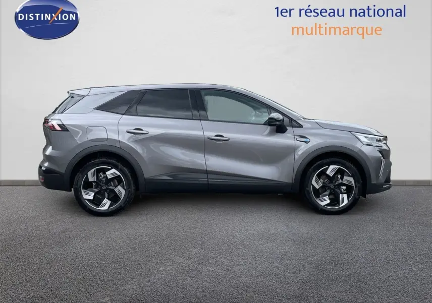 Profil droit du Renault Symbioz gris cassiopée métal, SUV hybride 2026 avec jantes modernes et vitres teintées.
