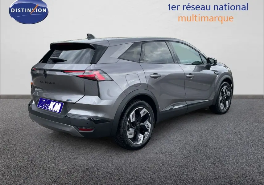 Vue 3/4 arrière droite du Renault Symbioz gris cassiopée métal avec feux LED et jantes modernes.