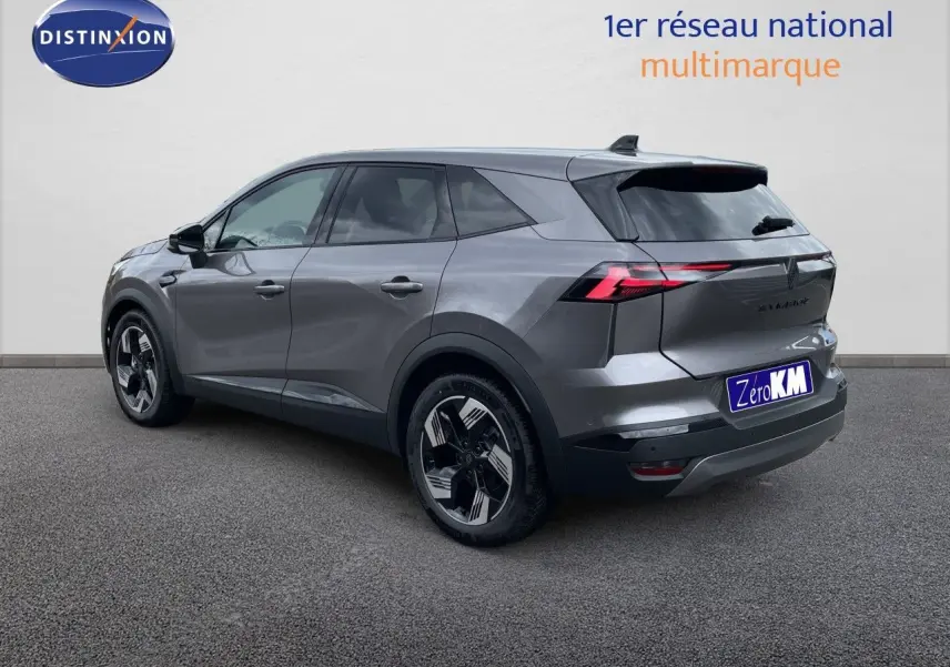 Vue 3/4 arrière droite du Renault Symbioz gris cassiopée métallisé avec feux arrière LED et jantes distinctives.