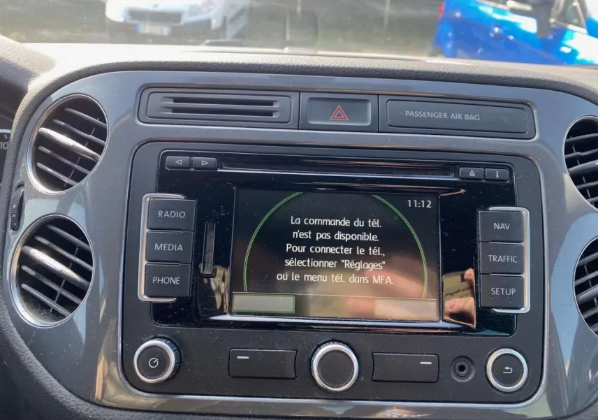 Vue rapprochée de la console centrale du Volkswagen Tiguan 2014 avec écran multifonction et commandes médias.