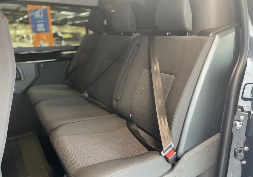 Banquette arrière trois places en tissu bi-ton noir/gris vue côté droit dans un Opel Vivaro noir carbone 2025.