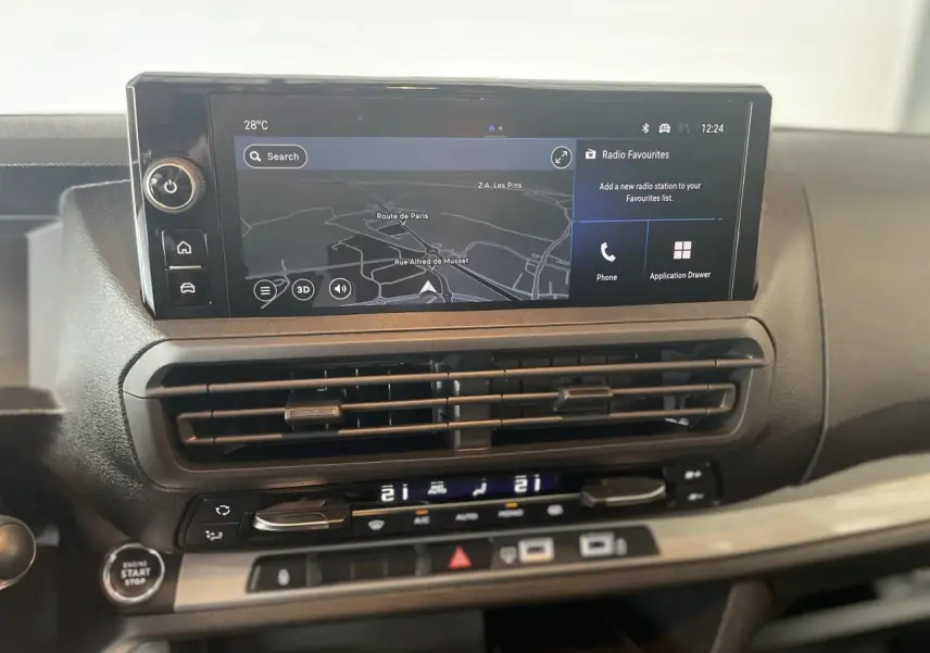 Tableau de bord du nouvel Opel Vivaro 2025 montrant l'écran tactile de navigation et les commandes de climatisation.