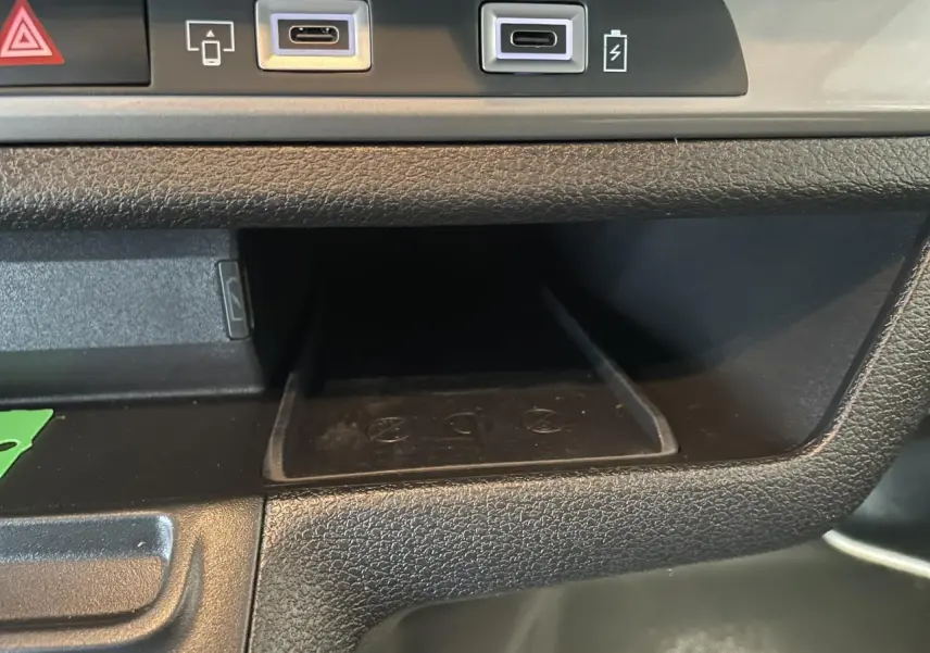 Détail du tableau de bord noir de l'Opel Vivaro 2025 montrant ports USB-C et bouton de signal d'alerte.