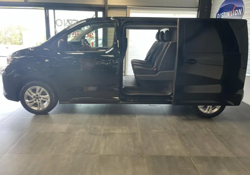 Opel Vivaro noir carbone vu de profil côté gauche avec porte coulissante ouverte révélant la banquette arrière.