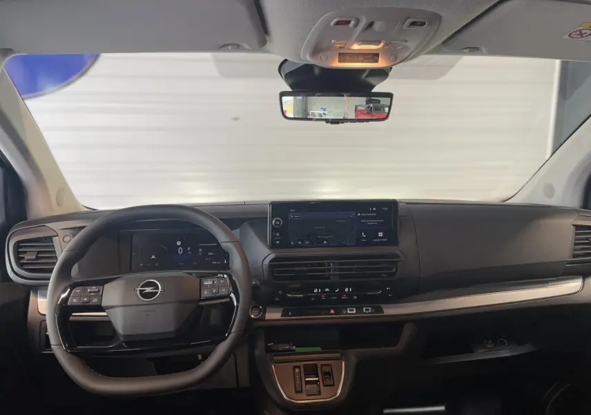 Vue intérieure frontale du tableau de bord noir carbone de l'Opel Vivaro 2025 avec écran tactile et volant multifonction.