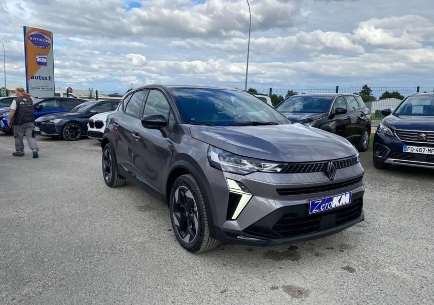 Renault Captur Techno gris Cassiopée avec toit noir, vue 3/4 avant droit, jantes noires distinctives.