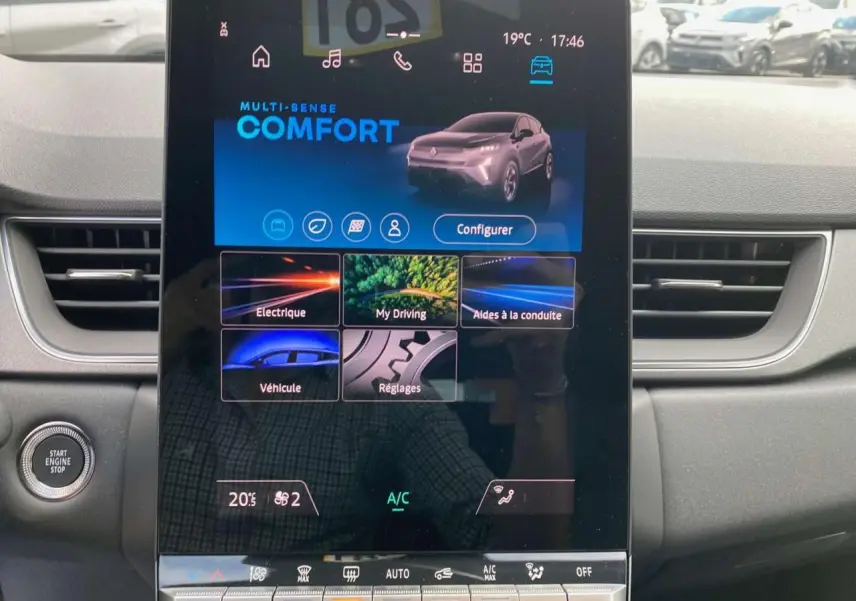 Écran tactile central du tableau de bord du Renault Captur 2025 affichant le mode de conduite Comfort.