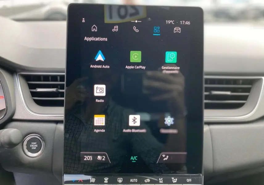 Écran tactile central du Renault Captur 2025 affichant Android Auto et Apple CarPlay, intérieur gris.
