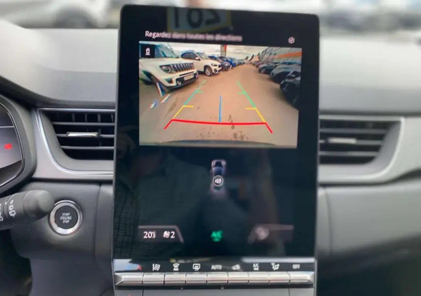 Écran central affichant la caméra de recul du Renault Captur Techno 2025, intérieur avec tableau de bord gris.