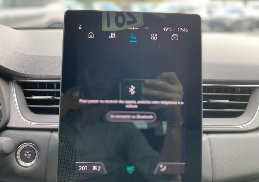 Écran tactile central allumé du tableau de bord du Renault Captur Techno 2025, vue intérieure frontale.