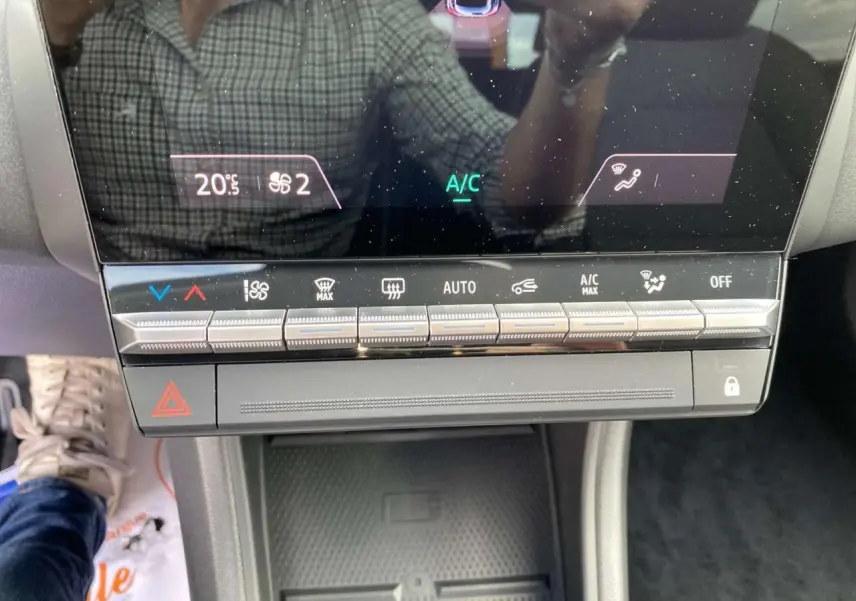 Console centrale avec commandes de climatisation tactile et boutons physiques du Renault Captur Techno 2025, intérieur noir.