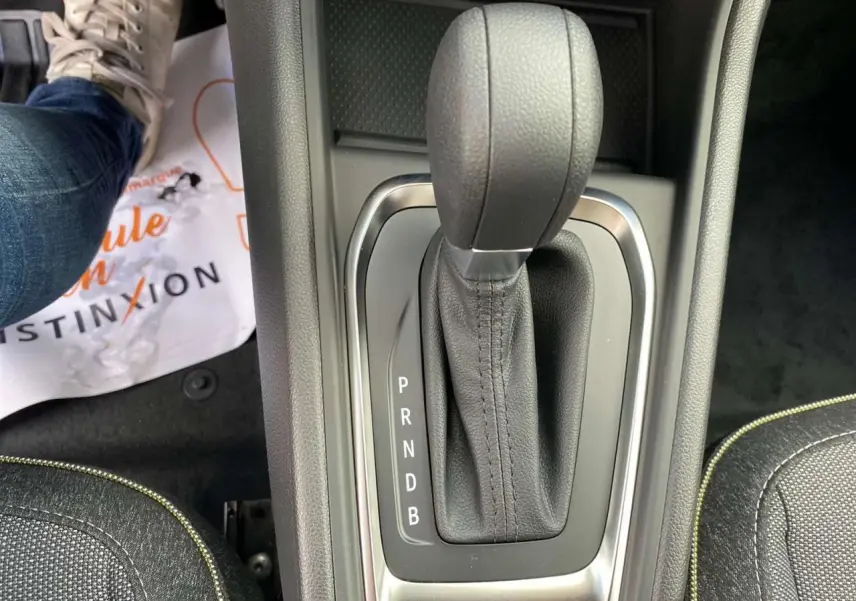 Le levier de vitesse automatique noir du Renault Captur Techno 2025 vu de dessus, avec coutures apparentes.