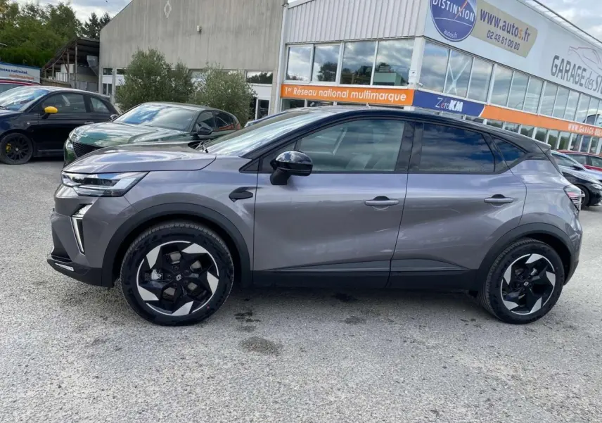 Profil côté gauche du Renault Captur 2025 gris Cassiopée avec toit noir et jantes aluminium 18 pouces Black Hole.