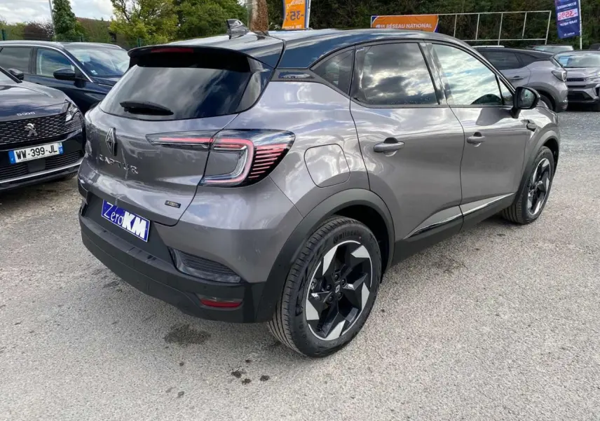 Vue 3/4 arrière droite du Renault Captur gris Cassiopée avec toit noir et jantes aluminium 18 pouces Black Hole.