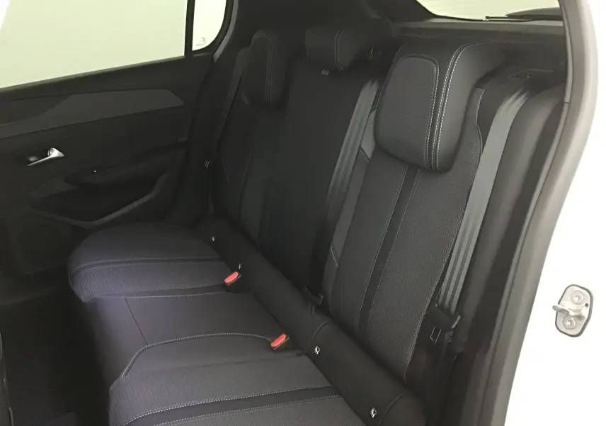 Vue intérieure côté gauche des sièges arrière noirs en tissu et cuir de la Peugeot 308 2025 gris Sellenium.