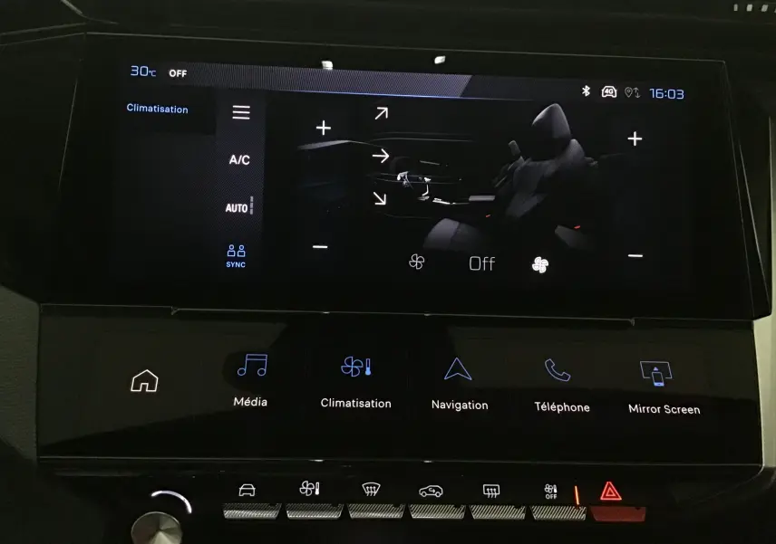 Écran tactile central de la Peugeot 308 2025 montrant les commandes de climatisation et navigation en intérieur.