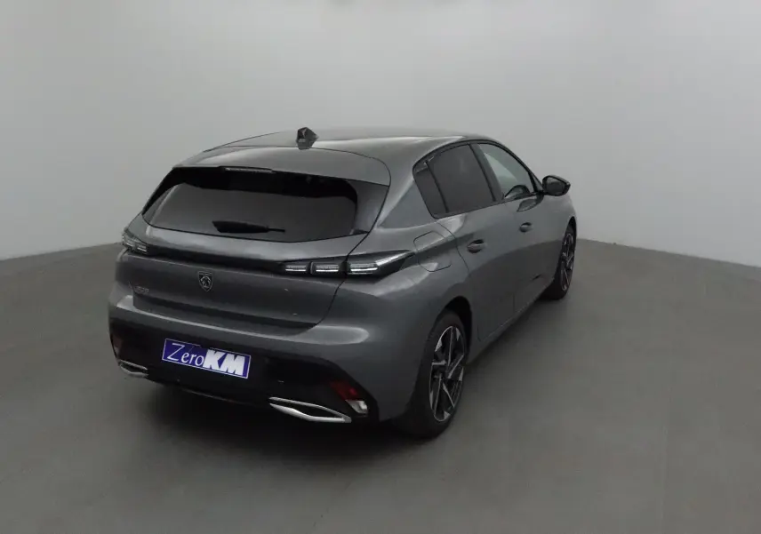 Peugeot 308 gris Sellenium vue 3/4 arrière droit, avec vitres teintées et jantes alliage noires.
