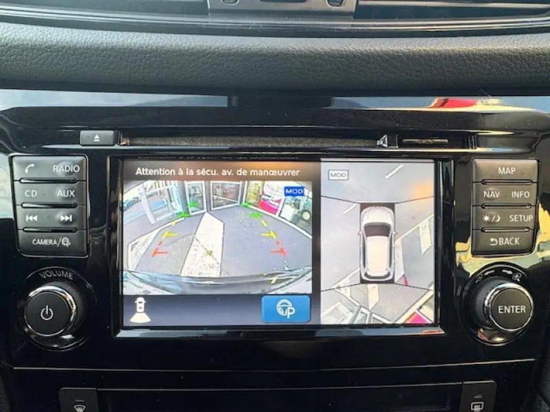 Vue rapprochée de l'écran tactile du Nissan X-Trail noir montrant la caméra de recul et la vue panoramique 360° du véhicule.