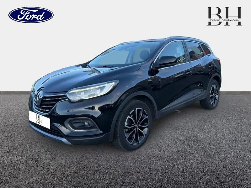 Renault Kadjar 1.3 TCe 140ch noir étoilé, vue 3/4 avant droit avec jantes alliage et calandre chromée.
