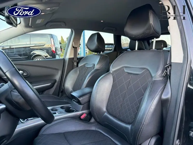 Vue intérieure avant du Renault Kadjar 1.3 TCe 140ch 2021, sièges cuir noir étoilé avec surpiqûres croisées.