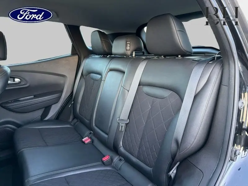 Vue intérieure des sièges arrière noirs en cuir et tissu du Renault Kadjar 1.3 TCe 140ch, côté droit ouvert.