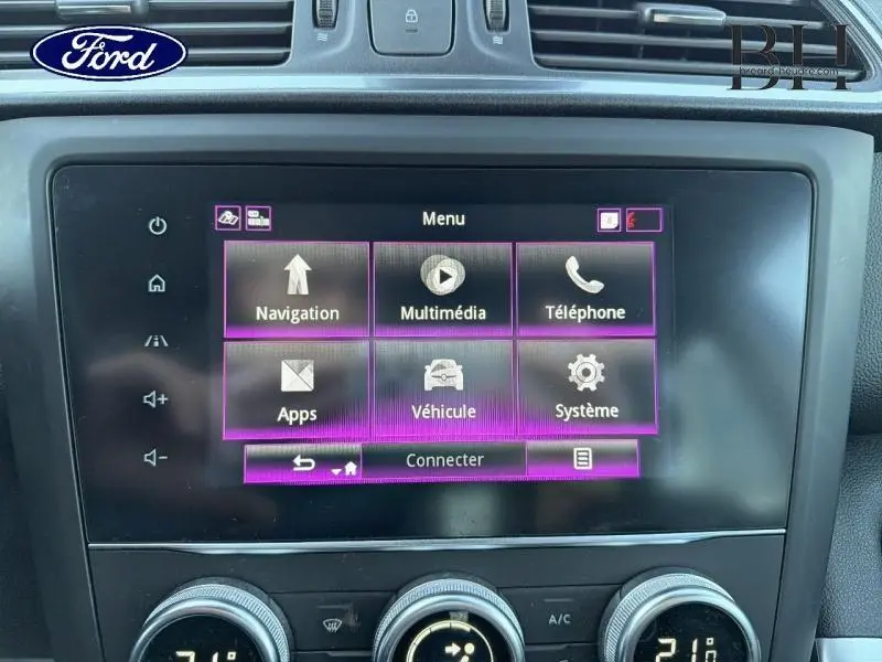 Écran tactile central du tableau de bord du Renault Kadjar noir étoilé, affichant le menu principal multimédia.